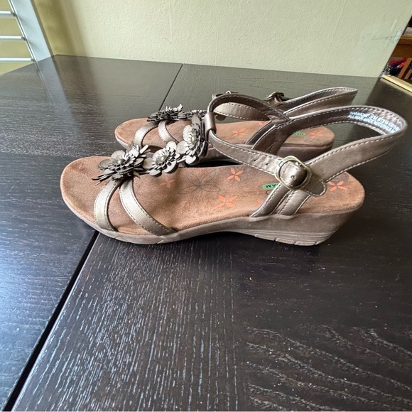 Baretraps 9 memory foam Hammond Bronze Strappy Floral low wedge heel Sandals - Picture 8 of 11